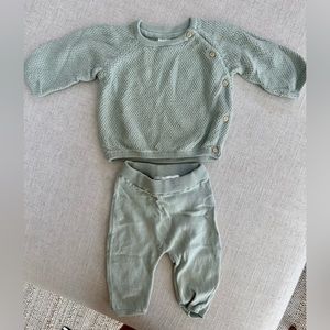 Organic cotton beautiful gender neutral matching set. Never used. Brand new.